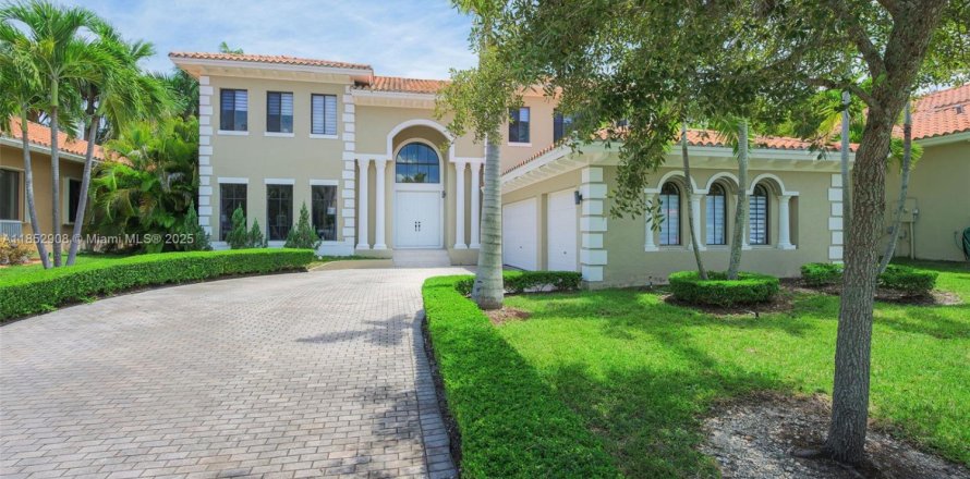 House in Cutler Bay, Florida 5 bedrooms, 369.94 sq.m. № 1871364