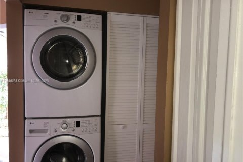 Condo in Miami, Florida, 2 bedrooms № 1964223 - photo 11