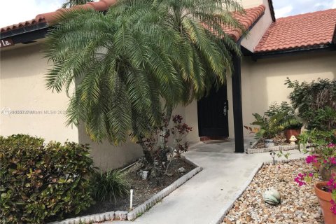 Condo in Miami, Florida, 2 bedrooms № 1964223 - photo 2