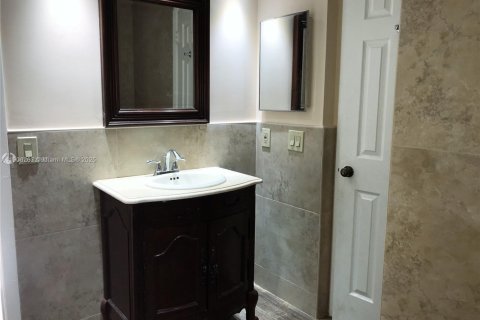 Condo in Miami, Florida, 2 bedrooms № 1964223 - photo 12