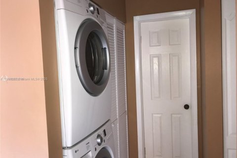 Condo in Miami, Florida, 2 bedrooms № 1964223 - photo 10