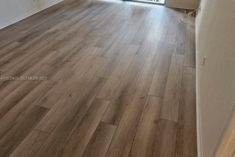 Condominio en alquiler en Hallandale Beach, Florida, 1 dormitorio, 102.19 m2 № 1991408 - foto 3