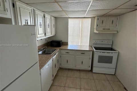 Condominio en alquiler en Hallandale Beach, Florida, 1 dormitorio, 102.19 m2 № 1991408 - foto 1