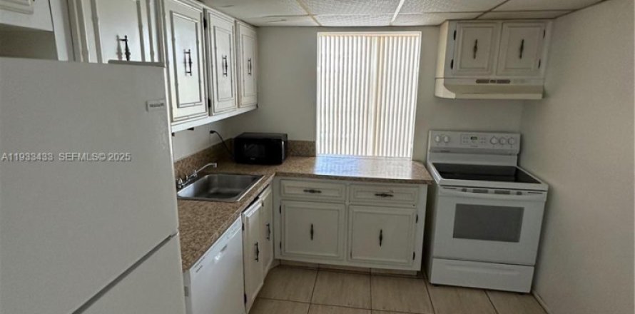 Condominio en Hallandale Beach, Florida, 1 dormitorio  № 1991408
