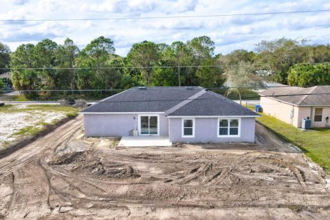 House in Vero Beach, Florida 3 bedrooms, 170.85 sq.m. № 914175 - photo 1
