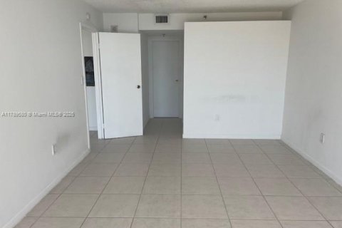 Condo in Miami, Florida, 1 bedroom  № 1941882 - photo 3