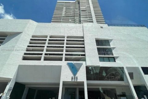 Condo in Miami, Florida, 1 bedroom  № 1941882 - photo 1