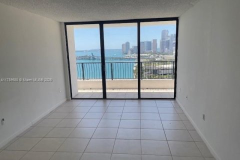 Condo in Miami, Florida, 1 bedroom  № 1941882 - photo 2