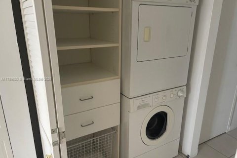 Condo in Miami, Florida, 1 bedroom  № 1941882 - photo 8