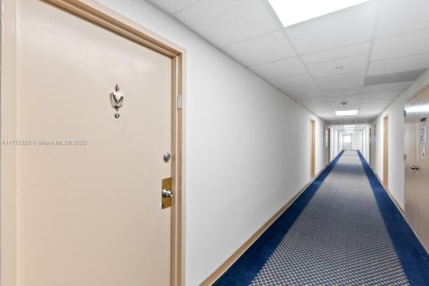 Condo in Sunny Isles Beach, Florida, 1 bedroom  № 1862109 - photo 15
