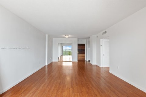 Condo in Sunny Isles Beach, Florida, 1 bedroom  № 1862109 - photo 17