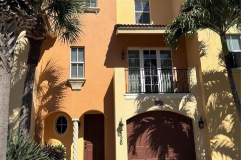 Townhouse in Jensen Beach, Florida 4 bedrooms, 194.82 sq.m. № 2082115 - photo 2
