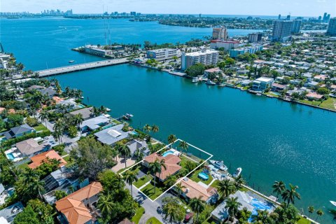 Casa en alquiler en North Bay Village, Florida, 3 dormitorios, 215.9 m2 № 2055598 - foto 5