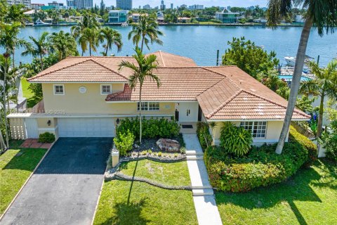 Casa en alquiler en North Bay Village, Florida, 3 dormitorios, 215.9 m2 № 2055598 - foto 1