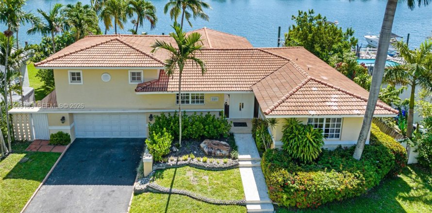 Casa en North Bay Village, Florida 3 dormitorios, 215.9 m2 № 2055598