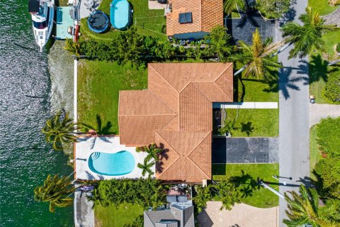 Casa en alquiler en North Bay Village, Florida, 3 dormitorios, 215.9 m2 № 2055598 - foto 2