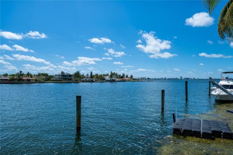 Casa en alquiler en North Bay Village, Florida, 3 dormitorios, 215.9 m2 № 2055598 - foto 27