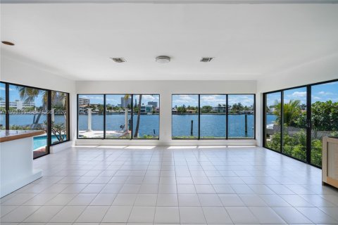 Casa en alquiler en North Bay Village, Florida, 3 dormitorios, 215.9 m2 № 2055598 - foto 14