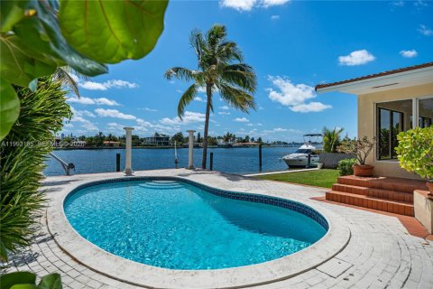 Casa en alquiler en North Bay Village, Florida, 3 dormitorios, 215.9 m2 № 2055598 - foto 25
