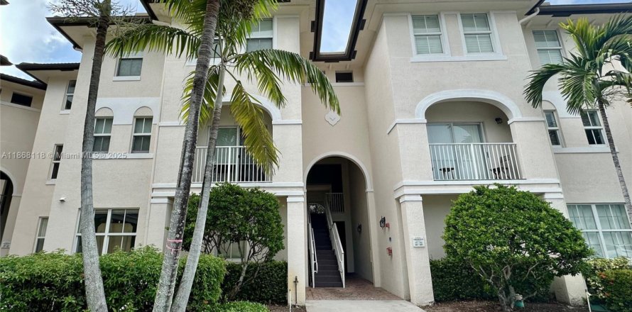 Condominio en Doral, Florida, 3 dormitorios № 1897042