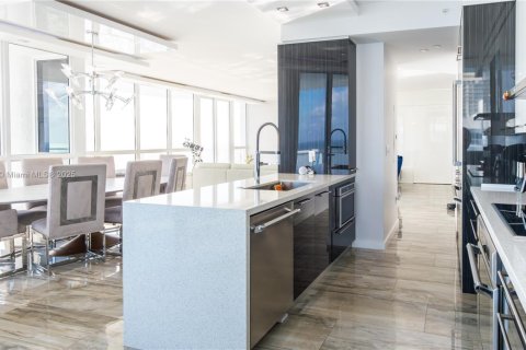 Condo in Sunny Isles Beach, Florida, 4 bedrooms  № 1945440 - photo 14