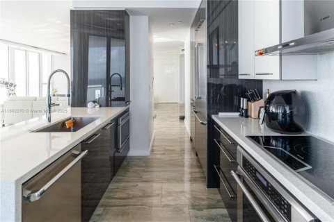 Condo in Sunny Isles Beach, Florida, 4 bedrooms  № 1945440 - photo 13