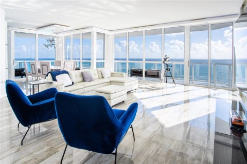 Condo in Sunny Isles Beach, Florida, 4 bedrooms  № 1945440 - photo 1