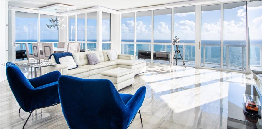 Condo in Sunny Isles Beach, Florida, 4 bedrooms  № 1945440