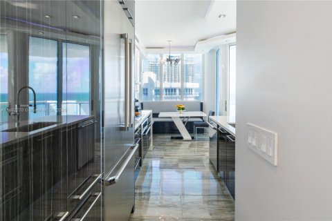 Condo in Sunny Isles Beach, Florida, 4 bedrooms  № 1945440 - photo 18