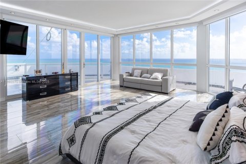 Condo in Sunny Isles Beach, Florida, 4 bedrooms  № 1945440 - photo 25