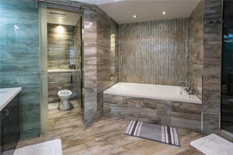 Condo in Sunny Isles Beach, Florida, 4 bedrooms  № 1945440 - photo 28