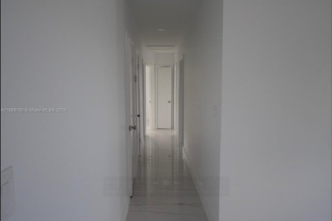 House in Miami, Florida 3 bedrooms, 96.53 sq.m. № 1864797 - photo 12