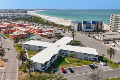 Condo in Saint Pete Beach, Florida, 1 bedroom  № 1658698 - photo 1