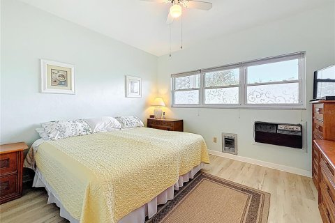 Condo in Saint Pete Beach, Florida, 1 bedroom  № 1658698 - photo 10
