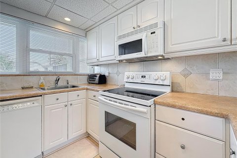 Condo in Saint Pete Beach, Florida, 1 bedroom  № 1658698 - photo 17
