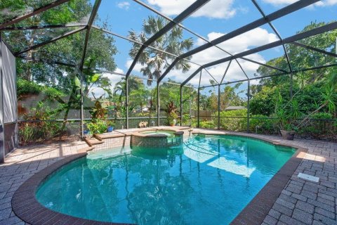 House in Tampa, Florida 4 bedrooms, 294.04 sq.m. № 2302864 - photo 3