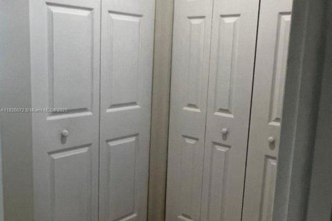Condo in Cooper City, Florida, 1 bedroom  № 1797118 - photo 13