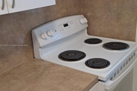 Condo in Dania Beach, Florida, 1 bedroom  № 1703575 - photo 12