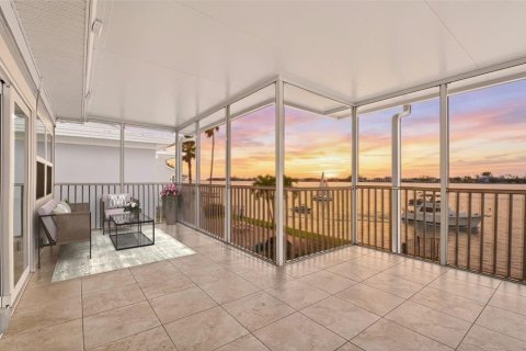 Condo in Tierra Verde, Florida, 3 bedrooms № 2235653