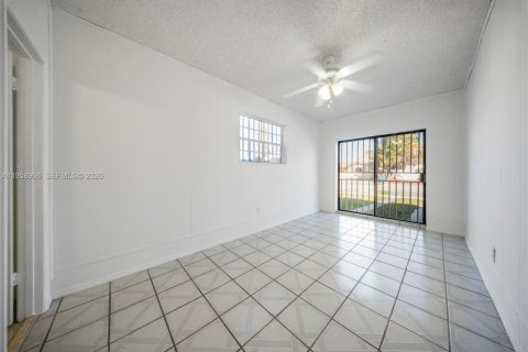 Immobilier commercial à louer à Miami, Floride: 1 chambre, 125.42 m2 № 2019936 - photo 3