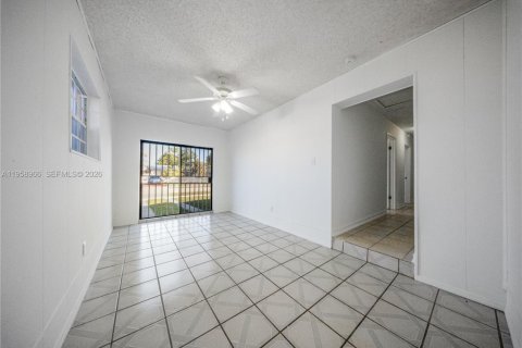 Immobilier commercial à louer à Miami, Floride: 1 chambre, 125.42 m2 № 2019936 - photo 2
