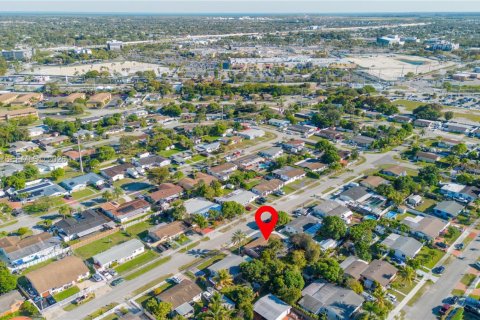 Immobilier commercial à louer à Miami, Floride: 1 chambre, 125.42 m2 № 2019936 - photo 7