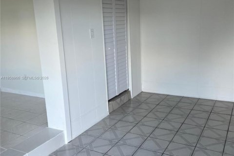 Immobilier commercial à louer à Miami, Floride: 1 chambre, 125.42 m2 № 2019936 - photo 8