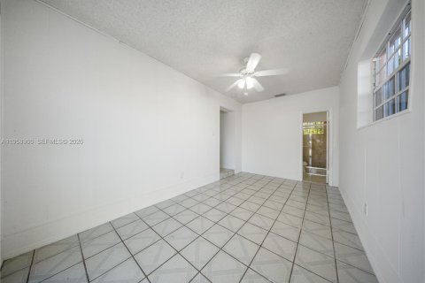 Immobilier commercial à louer à Miami, Floride: 1 chambre, 125.42 m2 № 2019936 - photo 4