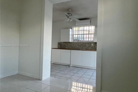 Immobilier commercial à louer à Miami, Floride: 1 chambre, 125.42 m2 № 2019936 - photo 9
