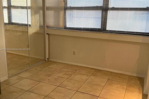 Condo in Miami Beach, Florida, 2 bedrooms  № 1872266 - photo 6