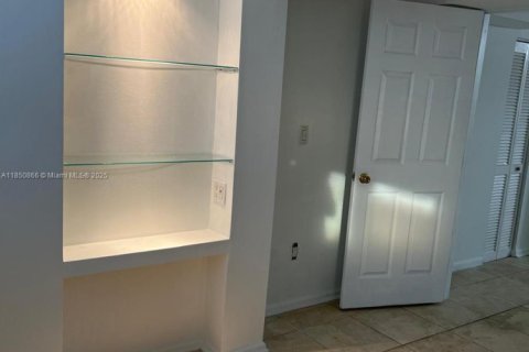 Condo in Miami Beach, Florida, 2 bedrooms  № 1872266 - photo 4