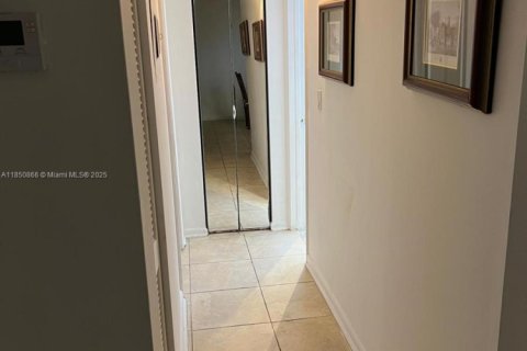 Condo in Miami Beach, Florida, 2 bedrooms  № 1872266 - photo 12