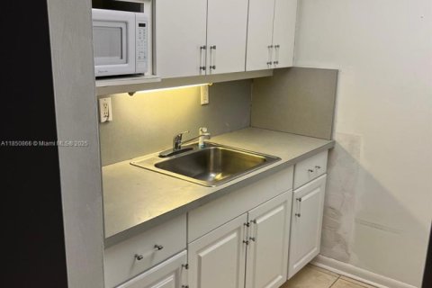 Condo in Miami Beach, Florida, 2 bedrooms  № 1872266 - photo 9