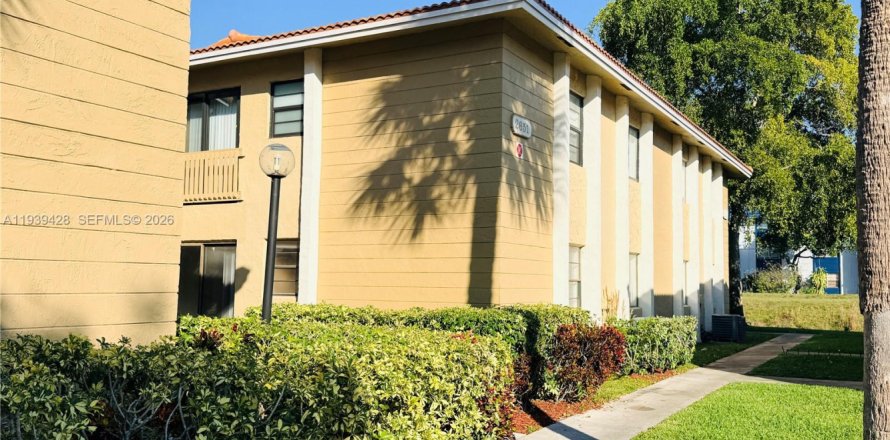 Кондоминиум с 2 спальнями в Корал-Спрингс, Флорида № 1997430